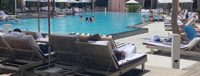 Beachside Pool at 1 Hotel South Beach is one of สถานที่ที่ MI ถูกใจ.