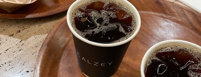Calzey is one of Coffee shops | Riyadh ☕️🖤.