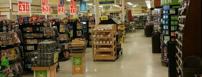 Family Fare Supermarket is one of Katyさんのお気に入りスポット.