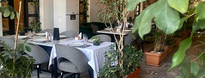 Delice Restaurant & Lounge is one of Lieux sauvegardés par Laila.