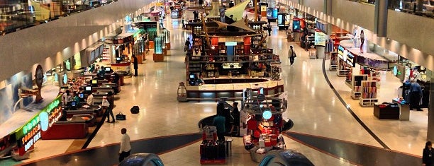 Dubai International Airport (DXB) is one of Lieux qui ont plu à Sabrina.