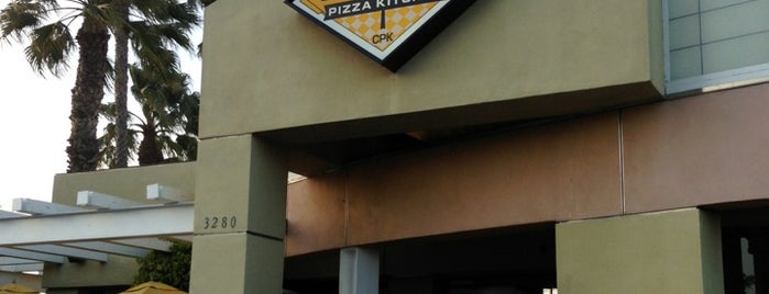 California Pizza Kitchen is one of Lieux qui ont plu à jenny.