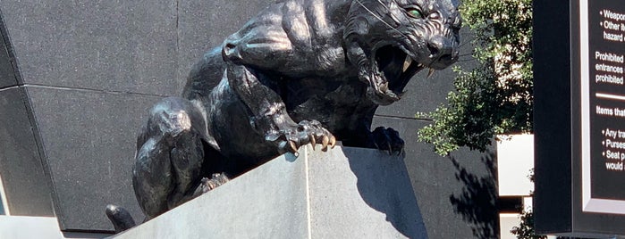 North Carolina Panther Statue is one of Lizzie'nin Beğendiği Mekanlar.