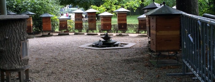 Ruches du Jardin du Luxembourg is one of Tempat yang Disukai Abraham.