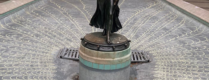 Rittenhouse Square Fountain is one of Favorite Great Outdoors.