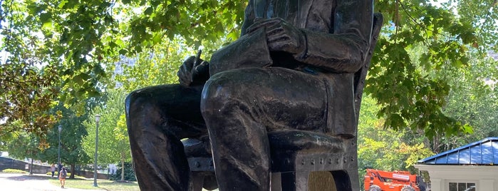 Edgar Allan Poe Statue is one of USA Richmond.