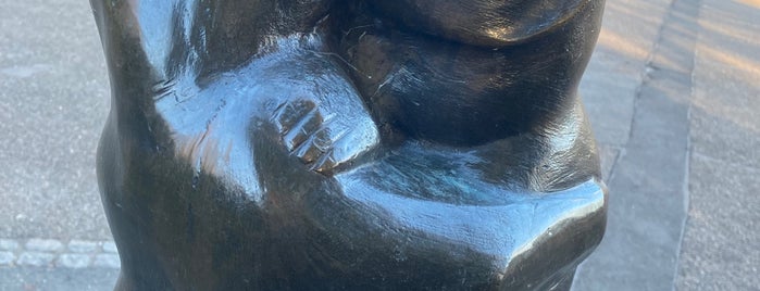 Two Bears Drinking Fountain is one of UK.