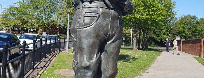 Stan Laurel Statue is one of Tempat yang Disukai Carl.