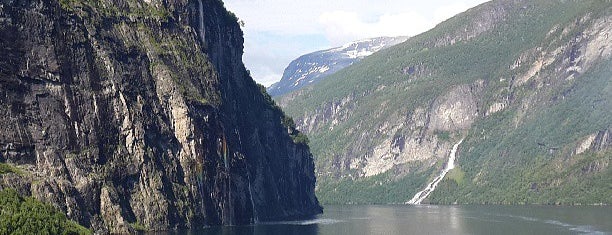Geirangerfjorden is one of Tempat yang Disukai Neil.