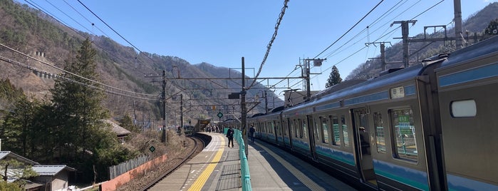 Sasago Station is one of JR 고신에쓰지방역 (JR 甲信越地方の駅).