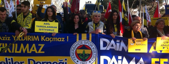 Büyük Fenerbahçe Yürüyüşü is one of Locais curtidos por Eray.