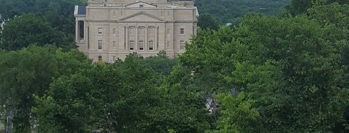 Kentucky Capitol Overlook is one of Orte, die Lizzie gefallen.