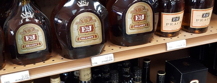 Cask-N-Cellar Liquors is one of Locais curtidos por Elena Jacobs.