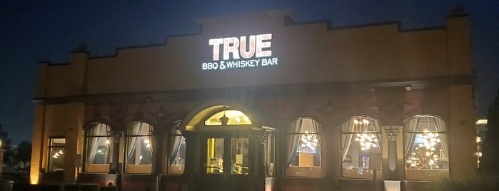 True Whiskey & BBQ is one of สถานที่ที่ Captain ถูกใจ.