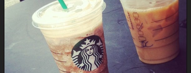 Starbucks is one of Karaさんのお気に入りスポット.