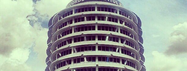 Capitol Records is one of Los Ángeles.