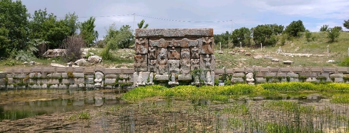Eflatunpınar Hitit Anıtı is one of Tempat yang Disukai Özden.