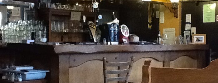 Redmond's Irish Pub is one of Tempat yang Disukai Michael.