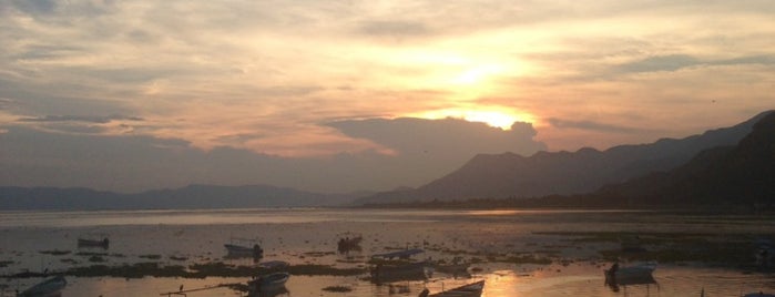 Faro de Chapala is one of สถานที่ที่ Nayeli ถูกใจ.