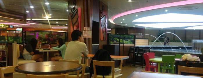 Dunkin Donuts is one of Lugares favoritos de Kevin.