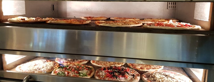 Costa Smeralda Pizzeria is one of Posti che sono piaciuti a Bjorn.