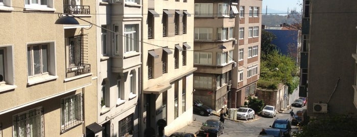 Defterdar Yokuşu is one of สถานที่ที่ Gül ถูกใจ.