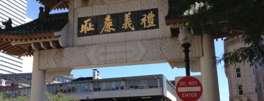 Chinatown Gate is one of Tempat yang Disukai Andrew.