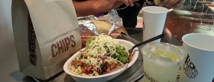 Chipotle Mexican Grill is one of Lugares favoritos de G William.