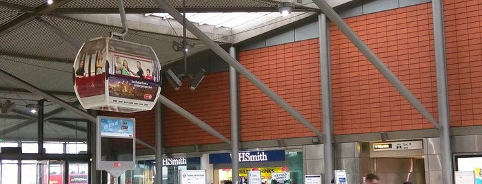 North Greenwich London Underground Station is one of Locais curtidos por Mike.