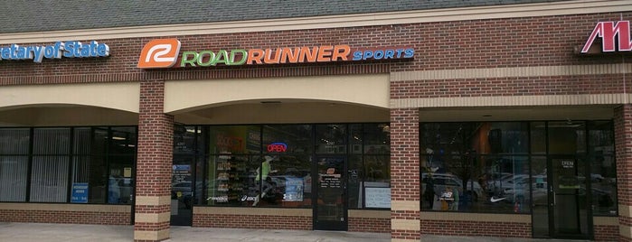 Road Runner Sports is one of สถานที่ที่ Lisa ถูกใจ.