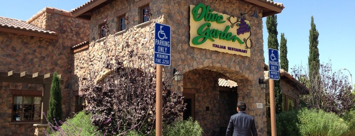 Olive Garden is one of Tempat yang Disukai E.