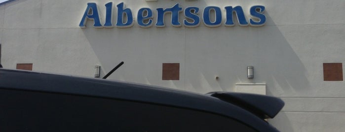 Albertsons is one of Orte, die Julio gefallen.