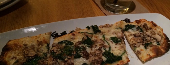 California Pizza Kitchen is one of Posti che sono piaciuti a Lizzie.