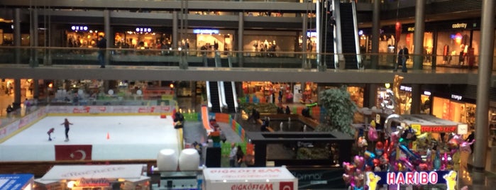 Pelican Mall is one of สถานที่ที่ Fatih ถูกใจ.
