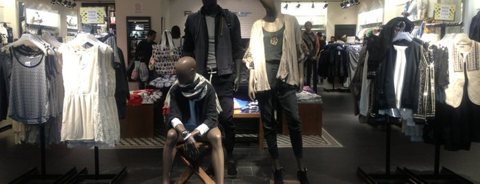 Pull & Bear is one of Locais curtidos por Harrit.