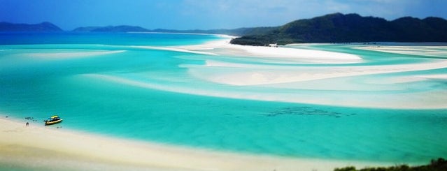 Whitehaven Beach is one of plages.