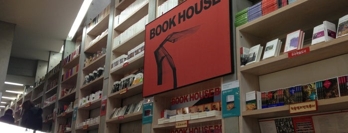 Book House is one of Lieux qui ont plu à Won-Kyung.
