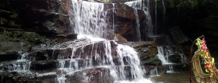 Kbal Chay Waterfall is one of สถานที่ที่ Raj ถูกใจ.