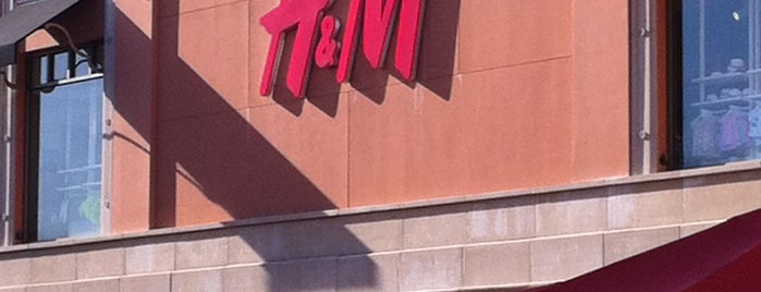 H&M is one of Locais curtidos por Andy.