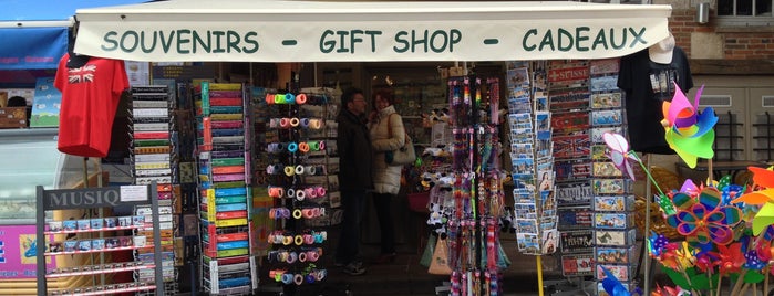 Souvenirs - Gift Shop - Cadeaux is one of Posti che sono piaciuti a Lizzie.