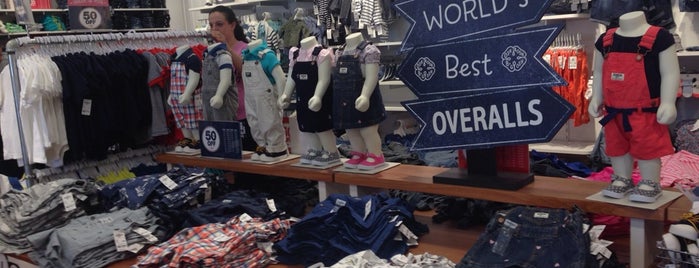 OshKosh B'gosh is one of สถานที่ที่ Enrique ถูกใจ.