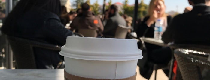 Starbucks is one of Tahaさんのお気に入りスポット.