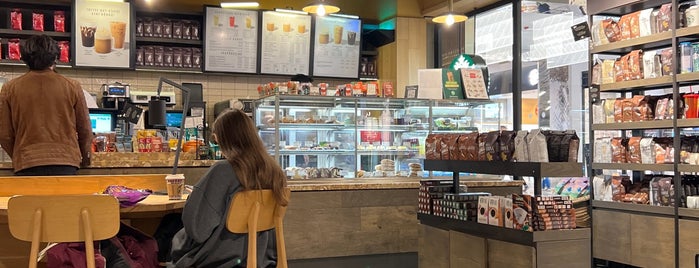 Starbucks is one of Burcu : понравившиеся места.