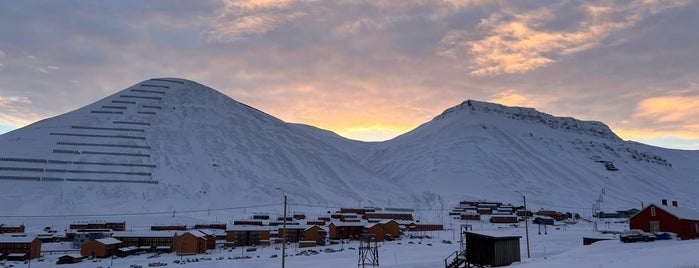 Longyearbyen is one of Posti che sono piaciuti a Diana.