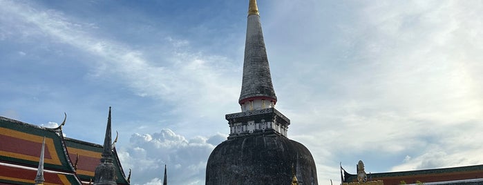 Wat Phra Mahathat is one of Lugares favoritos de phongthon.
