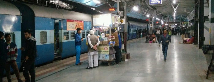 Vadodara Railway Station is one of Tempat yang Disimpan Abhijeet.