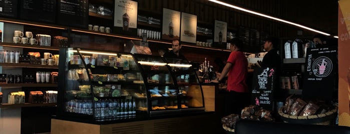 Starbucks is one of Tempat yang Disukai Fooz.