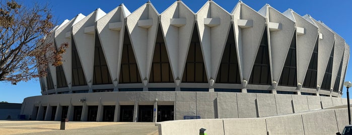 Hampton Coliseum is one of Locais curtidos por Evan.