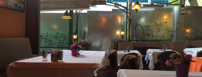 Sultanahmet Omar Restaurant is one of Posti che sono piaciuti a Joss.