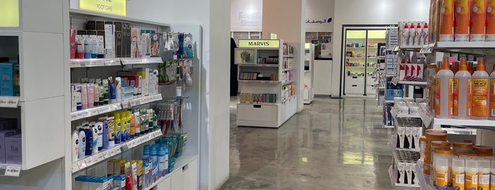 Whites Pharmacy is one of Posti che sono piaciuti a Yazeed.